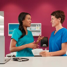 Membres du personnel médical discutant ensemble