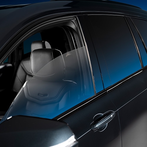 Détail de la teinte de la vitre latérale du SUV