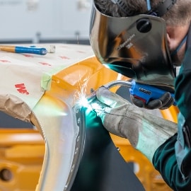 Personne soudant les panneaux