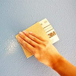 Poncez les bosses avec des feuilles ou des éponges abrasives