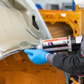 Application de colle sur le panneau