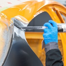 Application du mastic sur la soudure