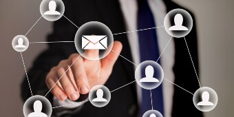 Personne cliquant sur un bouton d'envoi e-mail
